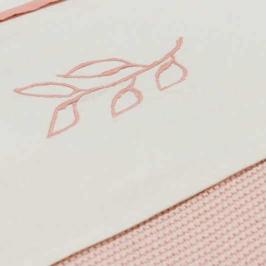 Leditkantlaken roze wit bloem kraamcadeau