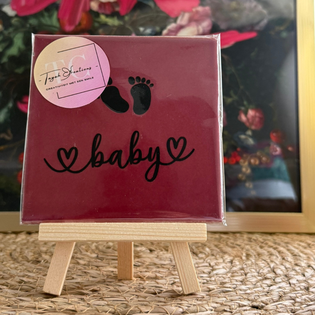 Bordeauxrode moziek tegeltje met zwarte opdruk