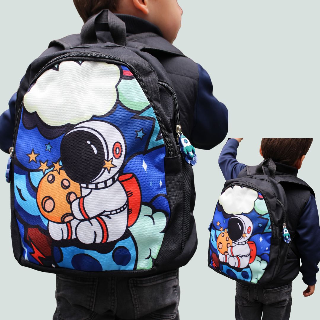 Jongen draagt rugzak astronaut