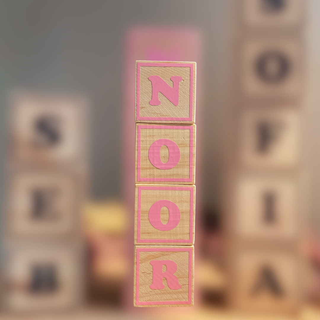 Houten naamblokken gepersonaliseerd met roze opdruk - kraamcadeau