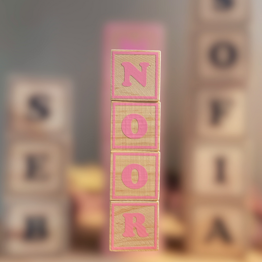 Houten naamblokken gepersonaliseerd met roze opdruk - kraamcadeau