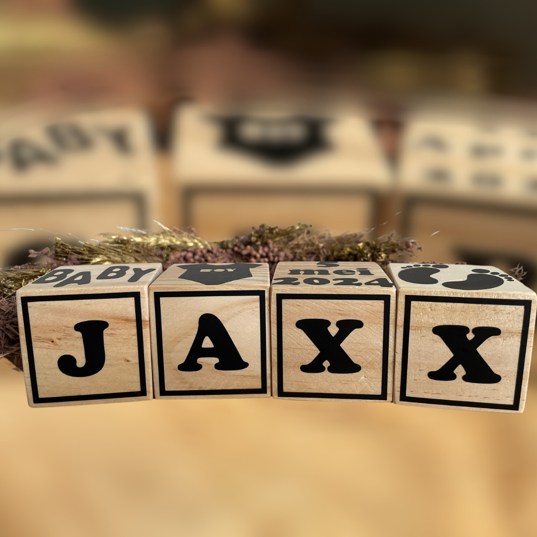 Houten naamblokken zwarte opdruk kraamcadeau