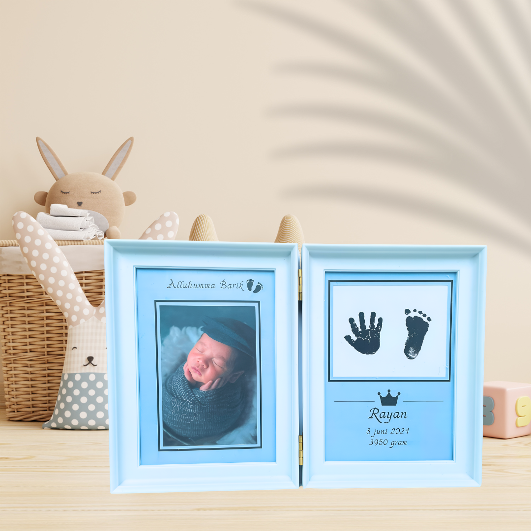 Wit fotolijstje met babyfoto, hand- en voetafdruk