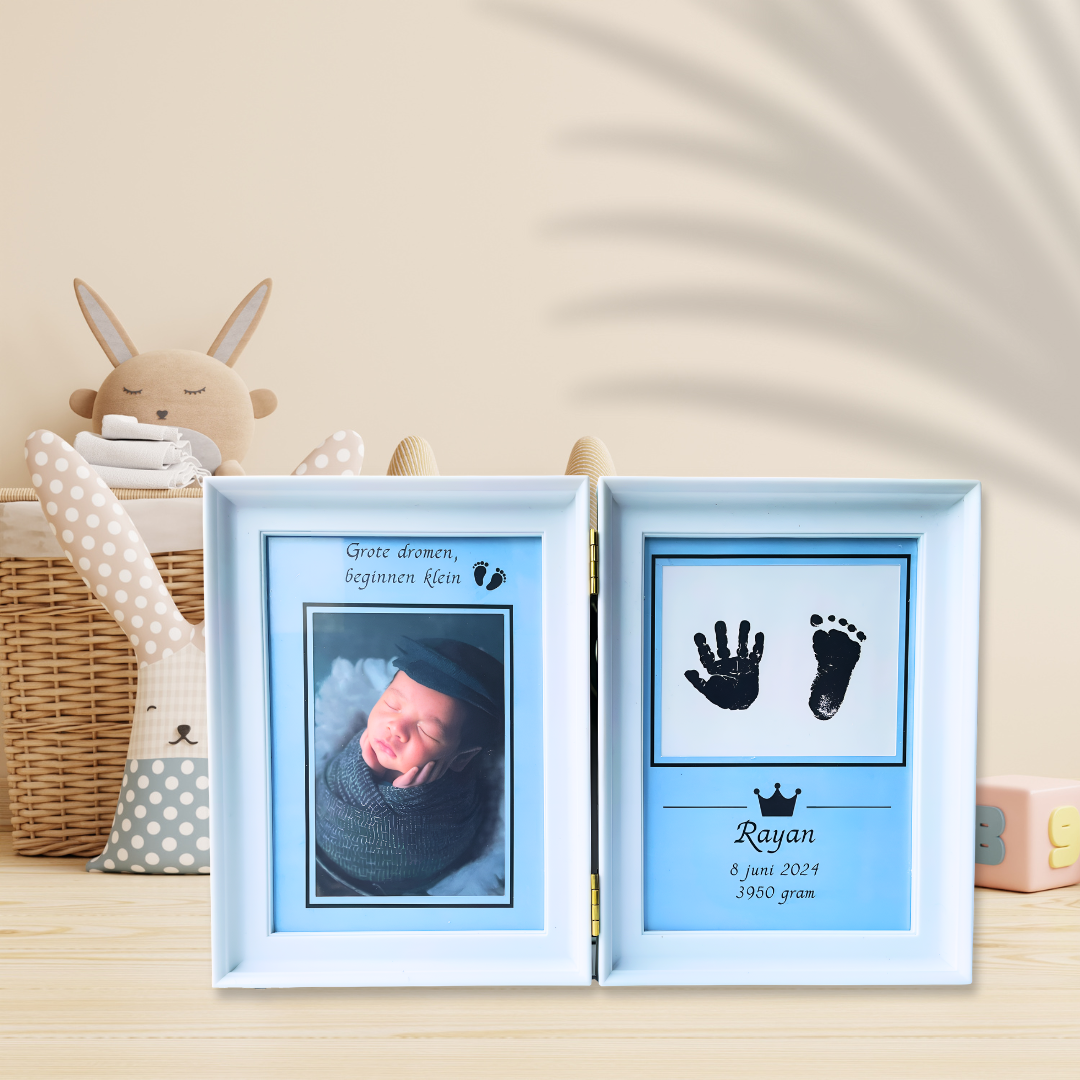Wit fotolijstje met babyfoto, hand- en voetafdruk