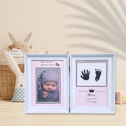 Wit fotolijstje met babyfoto, hand- en voetafdruk