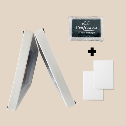 Bovenaanzicht fotolijstje met inkt en twee witte vellen