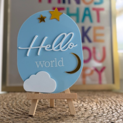 Blauw aankondigingsbordje hello world. Kraamcadeau met houten standaard