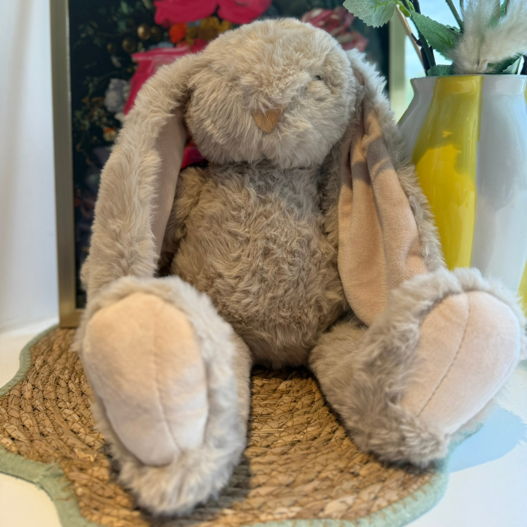 beige knuffelkonijn met lange oren