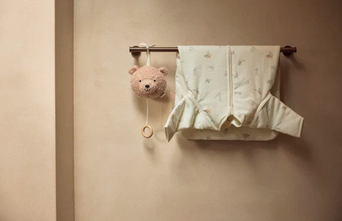 Deze muziekhanger teddybeer van het merk Jollein speelt "You are my sunshine" als je aan het touwtje trekt. De muziekhanger is prachtig voor in je babykamer, maar kan ook vast worden gemaakt aan de box of kinderwagen. TIP: Tip: speel het muziekje regelmatig vlak bij jouw zwangere buik en je zult zien dat het vertrouwd en rustgevend is voor jouw kleintje als het net geboren is.