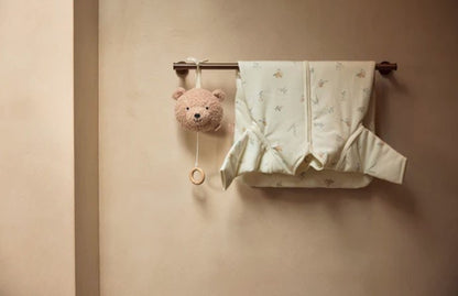 Deze muziekhanger teddybeer van het merk Jollein speelt "You are my sunshine" als je aan het touwtje trekt. De muziekhanger is prachtig voor in je babykamer, maar kan ook vast worden gemaakt aan de box of kinderwagen. TIP: Tip: speel het muziekje regelmatig vlak bij jouw zwangere buik en je zult zien dat het vertrouwd en rustgevend is voor jouw kleintje als het net geboren is.