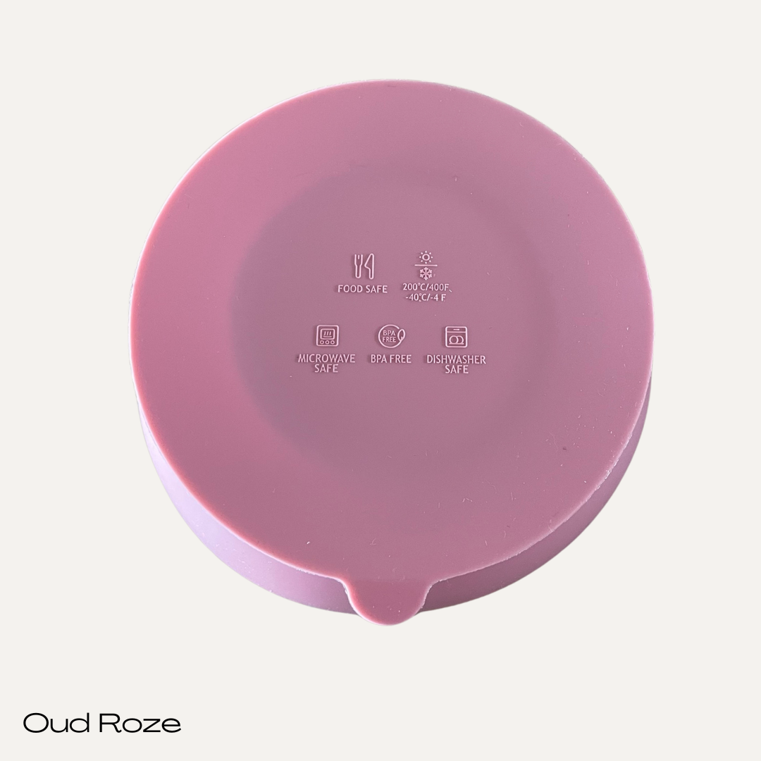 Een bakje met zuignap.
Een lepel en vorkje. Beide hebben een combinatie van siliconen (zacht voor het mondje) en hout (voor een stevige grip).