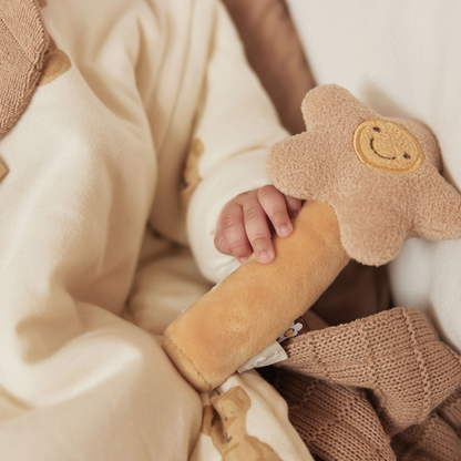 Baby houdt Rammelaar vast