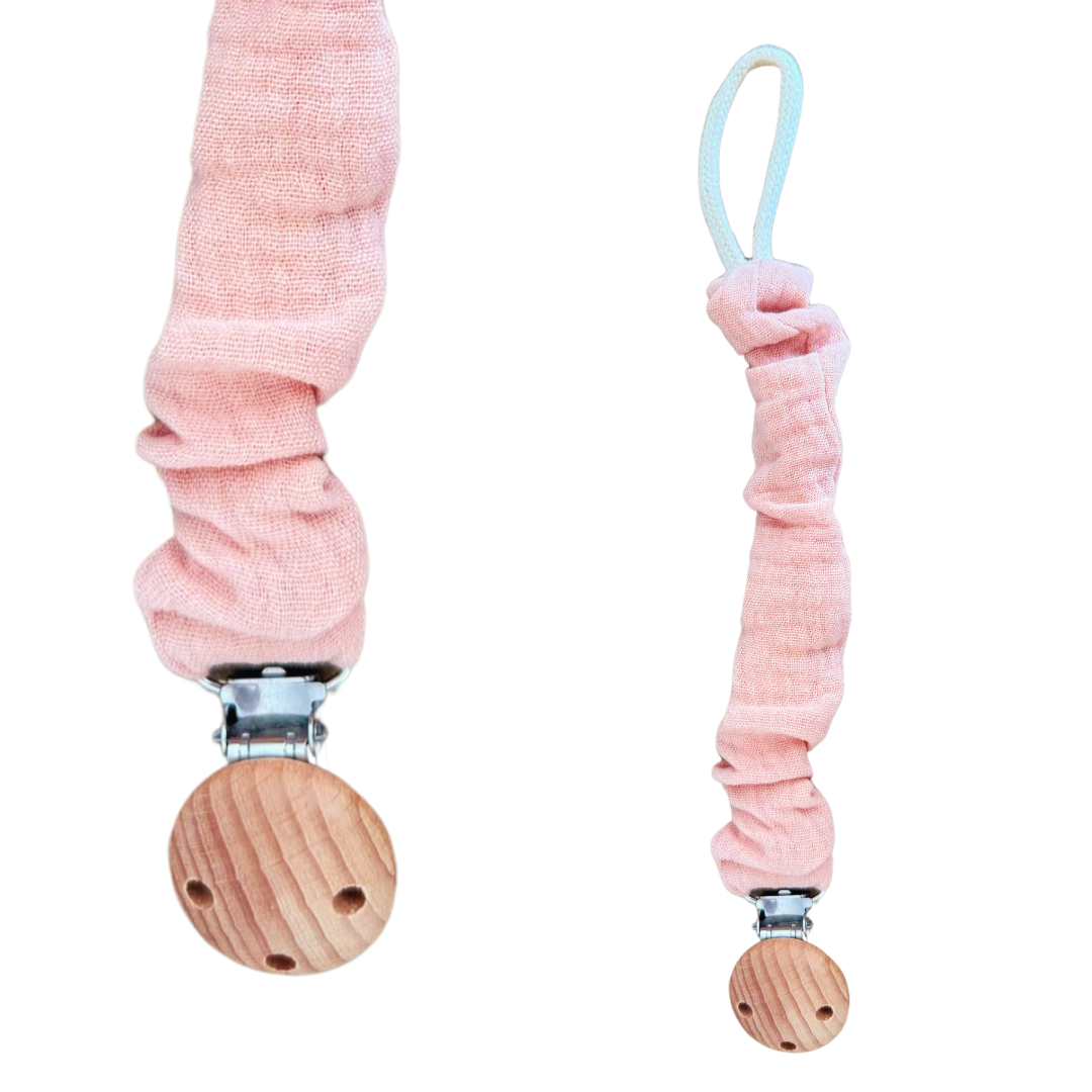 Roze stoffen speenkoord met houten clip en gekreukeld effect