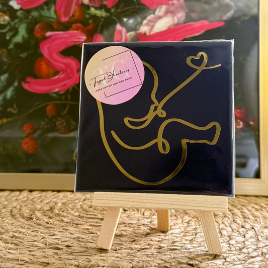 Donkerblauwe tegeltje met gouden lijntekening van baby kraamcadeau